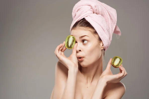 Mulher Bonita Com Ombros Nus Com Kiwi Nas Mãos — Fotografia de Stock