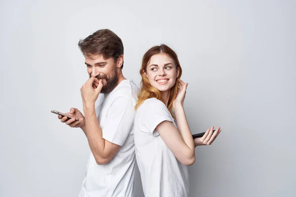 Házaspár veszekedés féltékenység telefonok kommunikáció elszigetelt háttér — Stock Fotó