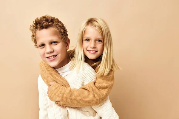 Bruder und Schwester zusammen in Pullovern Spaß Freizeitkleidung Studio Lifestyle — Stockfoto