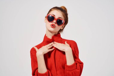 Kırmızı kazaklı güzel bir kadın Stüdyo