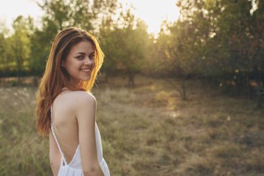 Güzel kadın doğa, tatil, temiz hava.