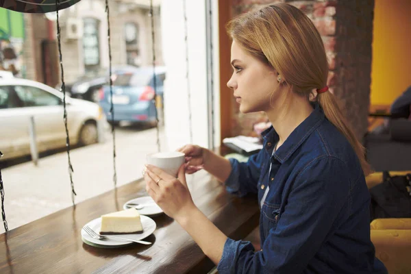 카페에 있는 커피 한 잔하는 여자 — 스톡 사진