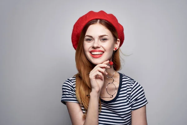 Francês vestindo um vermelho chapéu maquiagem moda posando estilo de vida — Fotografia de Stock