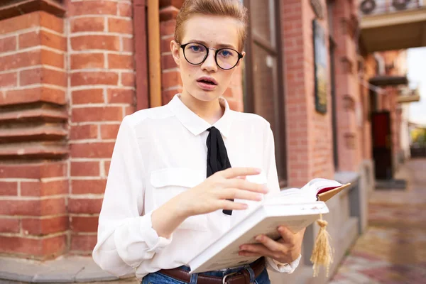 Jolie femme avec un livre dans ses mains en plein air lecture Lifestyle — Photo