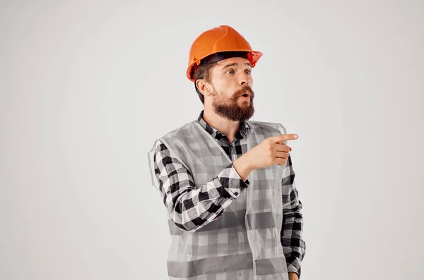 Homem emocional no trabalho construção uniforme edifício profissão luz fundo — Fotografia de Stock
