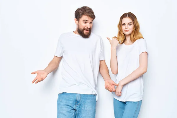 Jovem casal branco t-shirts divertido estilo de vida posando comunicação — Fotografia de Stock