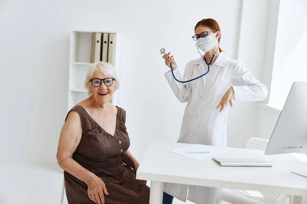 Medico in stetoscopio maschera medica in mano diagnostica professionale — Foto Stock