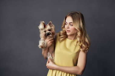 Küçük köpek makyajlı güzel bir kadın. Manzaralı poz veriyor.