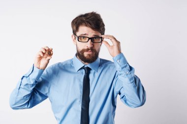 Kravat takan iş adamı. Para yönetimi finans.