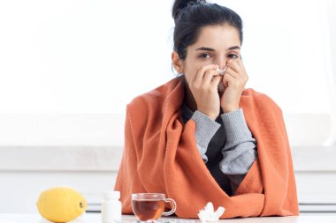 Hasta kadın ilaçları limon ve evde çay tedavisi.