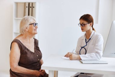 Hasta hastane ofisiyle kadın doktor sohbeti.