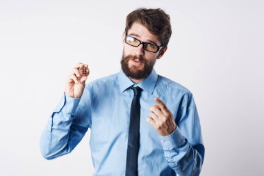 Kravatlı adam duygular içinde kripto para birimi bitcoin elektronik para yatırımı