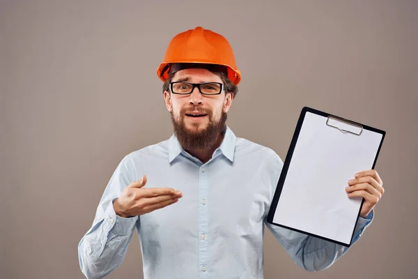 Homem vestindo óculos construção uniforme engenheiro emoções trabalho — Fotografia de Stock