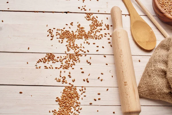 Cereais em um saco saudável café da manhã fundo de madeira — Fotografia de Stock