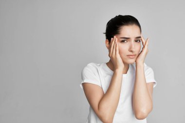 Baş ağrısı olan kadın sağlık sorunları migren depresyonu