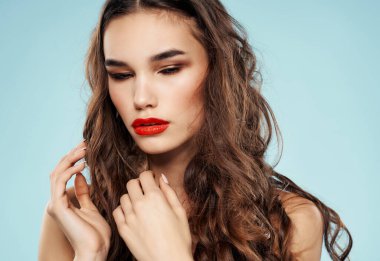 Esmer, çıplak omuzlar, izole edilmiş arka plan tutkusu.