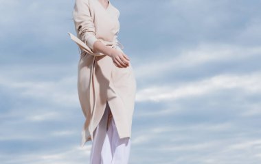 Adanın tatil plajındaki kadın.