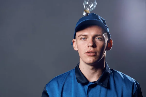 Homem em trabalho eletricista uniforme ferramentas profissionais de trabalho — Fotografia de Stock