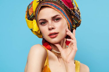 Güzel kadın etnik köken çok renkli başörtüsü makyaj cazibesi izole edilmiş arka plan