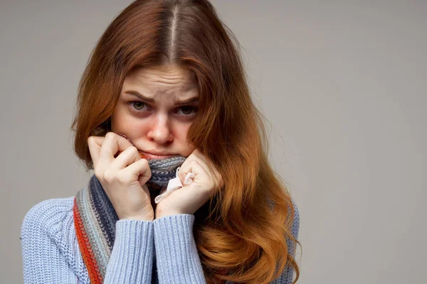 Capelli rossi donna problemi di salute temperatura isolato sfondo — Foto Stock