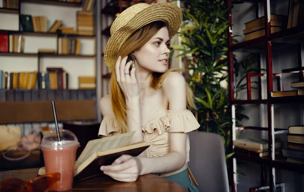 Όμορφη γυναίκα κάθεται στο τραπέζι βιβλιοθήκη υπόλοιπο ανάγνωση — Φωτογραφία Αρχείου