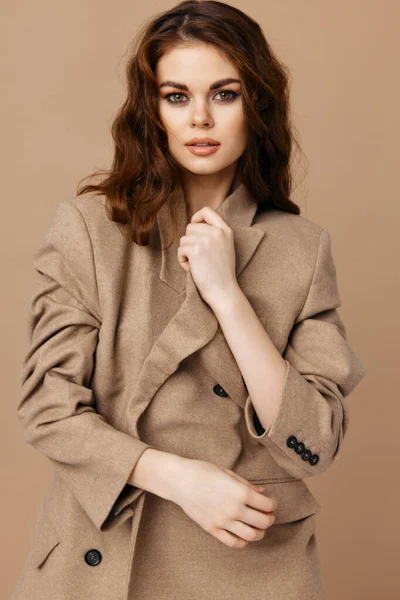Приваблива жінка гламур пальто мода косметики розкіш — стокове фото