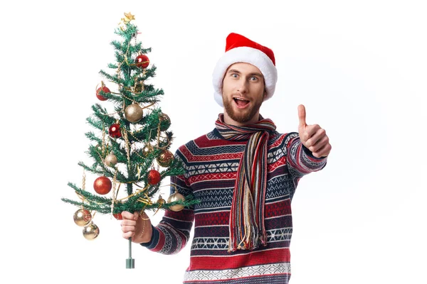 Homme émotionnel au Nouvel An vêtements décoration Noël studio posant — Photo