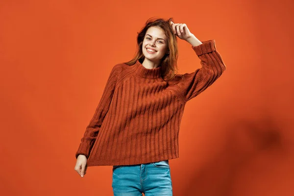 Χαρούμενη γυναίκα σε κόκκινο πουλόβερ θέτει στούντιο μόδας απομονωμένο φόντο — Φωτογραφία Αρχείου