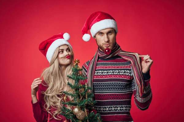 Homem e mulher celebração do ano novo juntos natal fundo vermelho — Fotografia de Stock