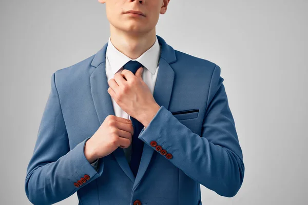 Homem de terno endireita sua gravata vista cortada — Fotografia de Stock