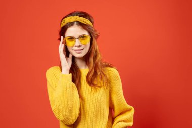Sarı süveter gözlüklü çekici kadın moda dekorasyon stüdyosu