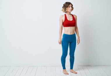 Kadın jimnastikçi Asana 'da aktif yaşam tarzı egzersizi yapıyor.