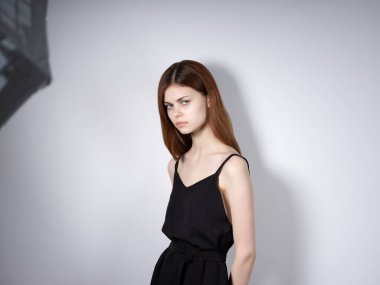 Kadın kızıl saçlı, çıplak omuzlu, Yaşam Tarzı Stüdyosu pozu veren