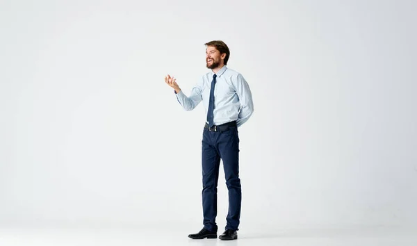 Homem de negócios na camisa com gravata emoções movimento posando estúdio — Fotografia de Stock