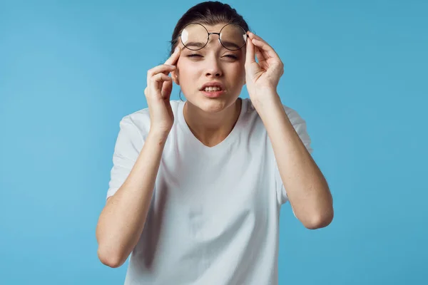 Mujer en camiseta blanca problemas de salud descontento fondo azul — Foto de Stock