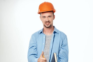 işçi turuncu kask mühendisi güvenlik izole arka plan