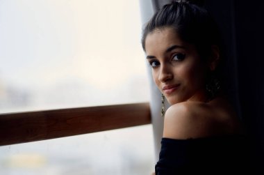 Esmer, pencere dekorasyonu moda stüdyosunun yanında bir kamera tutuyor.