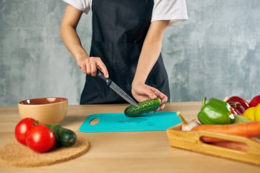 Ev hanımı mutfakta sebze salata diyeti yapıyor.