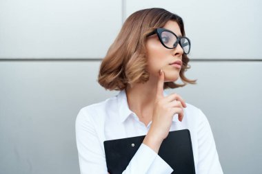 İş kadını resmi iş dışında başarılı çalışma izole edilmiş arka plan