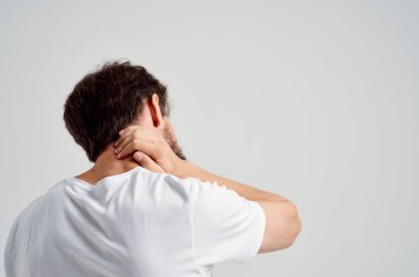 duygusal adam boynu tutarak artrit sağlık sorunları stüdyo tedavisi