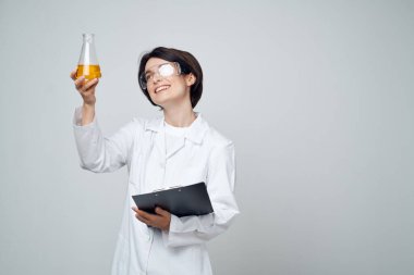 Kadın laboratuvar asistanı test analizi araştırma bilimi