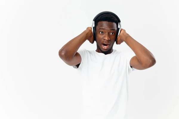 Hombre afro-mirando emocional usando auriculares tecnología amante de la música — Foto de Stock