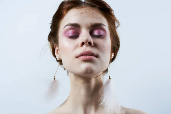 Attraktive Frau hell Make-up flauschige Ohrringe Schmuck Modestudio — Stockfoto
