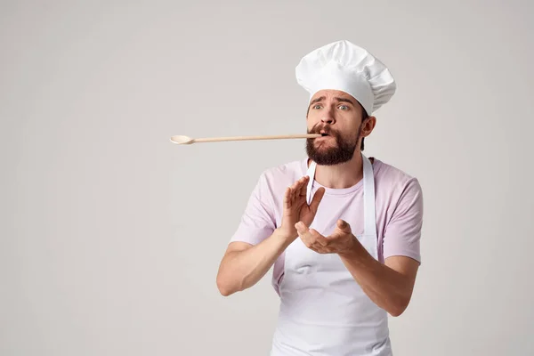 Chef na cozinha com uma colher na mão emoção cozinhar fundo isolado — Fotografia de Stock