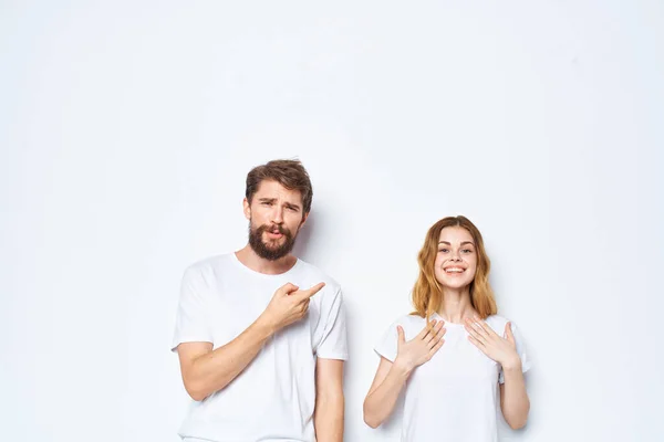 Uomo e donna in bianco t-shirt moda posa — Foto Stock