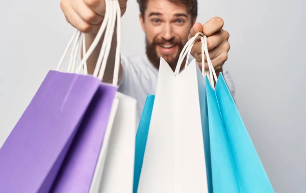 Hombre de compras de moda con bolsas multicolores en sus manos — Foto de Stock