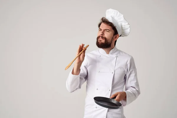Professionele chef-kok Braadpan in de hand koken werk — Stockfoto