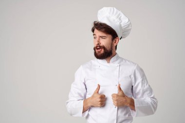 Erkek restoran servisi. Profesyonel el hareketi hafif arka plan.