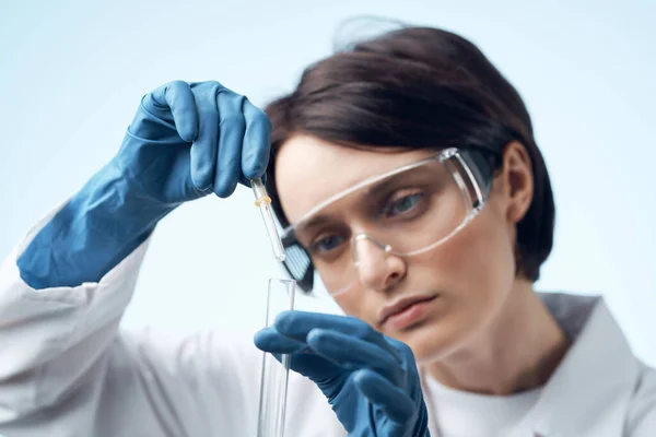 Female doctor research biology ecology experiment analysis close-up — Stock Photo, Image