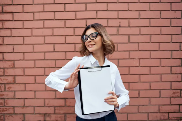 Biznes kobieta noszenie okularów dokumenty profesjonalna praca na zewnątrz — Zdjęcie stockowe